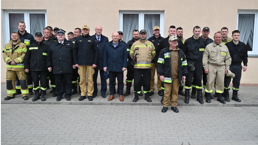 Zdjęcie grupowe z okazji Dnia Strażaka 2025.